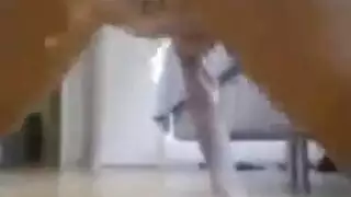 المرأة الرائعة هي وجود مجموعة من ثلاثة أشخاص ببخري مع رجل التقينا للتو، في غرفته الفندقية المرأة الرائعة هي وجود مجموعة من ثلاثة أشخاص ببخري مع رجل التقينا للتو، في غرفته الفندقية