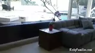 فاتنة شقراء في جوارب المثيرة يئن بينما زميله في الغرفة سيئة سخيف لها جيدة