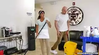 الشغالة الجديدة اللعوب تثير شهوة الزوج ينيكها في غياب زوجته وتشرب منيه الفوار الشغالة الجديدة اللعوب تثير شهوة الزوج ينيكها في غياب زوجته وتشرب منيه الفوار