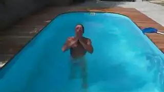 كان محظوظًا جدًا اليوم ، فقد أتيحت له الفرصة لإعطاء سيدة عجوز دشًا ذهبيًا كان محظوظًا جدًا اليوم ، فقد أتيحت له الفرصة لإعطاء سيدة عجوز دشًا ذهبيًا