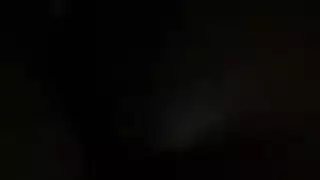 الحمار الكبيرة، امرأة ذات شعر مظلم تستمتع بالمغامرة، مغامرة الجنس بين الأعراق، في منتصف الصيف.