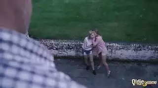سكس مراهقات مع عواجيز فتاتين مراهقتين يتناكوا من الجد الهائج في عيد ميلاده سكس مراهقات مع عواجيز فتاتين مراهقتين يتناكوا من الجد الهائج في عيد ميلاده