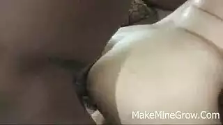 امرأة سمراء جديدة تتمتع أثناء امتصاص ديك تماما من الظهر، مثل عاهرة الموالية