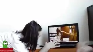 الزوج يضاجع زوجته المكنة في غرفة الكمبيوتر ويركب كسها من الخلف- ساخن جدا