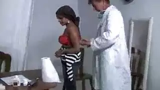 الطبيب مشغول على الرغم من أنه يجب عليه فقط تدوين ملاحظات على مرضاه في مستشفى جميل الطبيب مشغول على الرغم من أنه يجب عليه فقط تدوين ملاحظات على مرضاه في مستشفى جميل