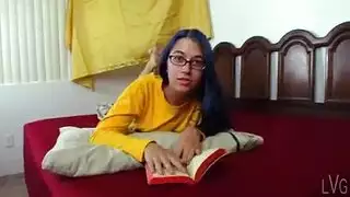 غالبا ما يكون اليكس الفحم سرا جنسيا عارضة مع جارتها، بينما كان صديقها في العمل