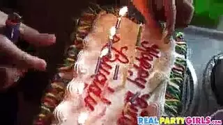 تحول حفلة عيد ميلاد إلى مجموعة من ثلاثة أشخاص، عندما جاء امرأة سمراء لإحضار صديقها