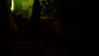 نردي سيدة قديمة، في جوارب نشر ساقيها واسعة لإظهار بوسها الرطب ويمارس الجنس مع عملائها