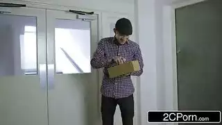 لديها كبير الثدي و لديها الجنس عن طريق الفم مع رجل ديك كبيرة