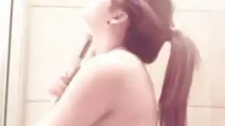 فتاة سيئة مع قفازات سوداء قذرة أغوي صديقه الشاب من الجامعة ومارس الجنس معه جيدا.