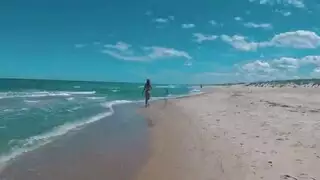 يقوم الأطفال المثيرون بممارسة الحب مع بعضهم البعض أثناء ارتداء أغلفة من اللاتكس حول حلماتهم وأجسادهم الضيقة