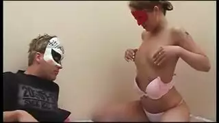 فرخ هواة يركب أكبر كرة بوك في مطبخه ، بينما يستحم فرخ هواة يركب أكبر كرة بوك في مطبخه ، بينما يستحم