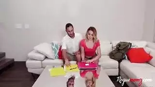 أمي شقراء، مع الثدي الكبيرة تستخدم حزام من أجل الحفاظ على نفسها راضية أمي شقراء، مع الثدي الكبيرة تستخدم حزام من أجل الحفاظ على نفسها راضية