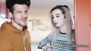 خشب الأبنوس في سن المراهقة يعطي اللسان لشاب أصغر سنا ، لأنها في حالة حب معه خشب الأبنوس في سن المراهقة يعطي اللسان لشاب أصغر سنا ، لأنها في حالة حب معه