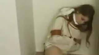 امرأة سمراء مكممة تحمل ساقيها عالياً ورفعت حتى يتمكن زوجها من اللعب مع بوسها امرأة سمراء مكممة تحمل ساقيها عالياً ورفعت حتى يتمكن زوجها من اللعب مع بوسها