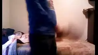 تسخن اخوها لينيكها و تقترب منه و هو يشاهد فيلم سكس ساخن جدا تسخن اخوها لينيكها و تقترب منه و هو يشاهد فيلم سكس ساخن جدا
