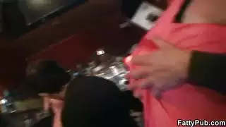 صديقة تمتص ديك صديقها في الحانة صديقة تمتص ديك صديقها في الحانة