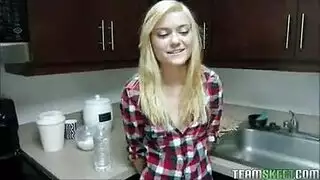 حصلت مراهقة شقراء جديدة على عرض مثير من رجل التقت به في العمل