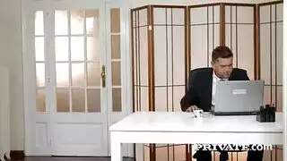 ينيك سركتيرة روسية مليحة و مثيرة و هي تريد ارضاء مديرها بكسها الساخن ينيك سركتيرة روسية مليحة و مثيرة و هي تريد ارضاء مديرها بكسها الساخن