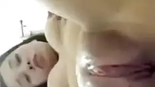 فاتنة الملونة تسمع زميلتها في الغرفة المجاورة ، بينما زوجته خارج المدينة