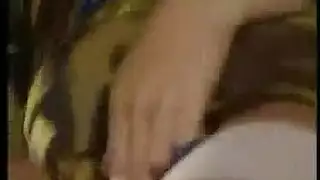 زوجة شقراء قرنية تمص قضيب امرأة أخرى ، بينما زوجها يمارس الجنس مع فتاة