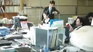 فتاة في حالة سكر ميتة مع حلمات منتصبة هي جلسة الجنس مع شريكها قرنية