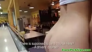 شقراء رائعة في ملابس داخلية مثيرة تظهر جسدها المثير ويحصل على الوجه شقراء رائعة في ملابس داخلية مثيرة تظهر جسدها المثير ويحصل على الوجه