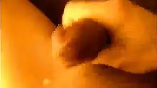 يستمتع الرجل الرائع المظهر في الفناء الخلفي لصديقه ، بدلاً من الذهاب إلى منزله يستمتع الرجل الرائع المظهر في الفناء الخلفي لصديقه ، بدلاً من الذهاب إلى منزله