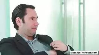 يحب كلو في سن المراهقة الساخنة أن تمتص ديك أفضل صديق لها في سريره ، حتى ينفجر