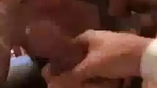 فيلم جنس فموي رطب مع الرجل الوسيم الذي يضخ قضيبه بسهولة إلى جونز الساخن