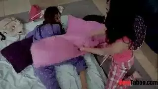 الأخ هايج لكن الأخت هيجانة أكثر يعري طيزها وينيكها من الخلف من غير ما تنطق الأخ هايج لكن الأخت هيجانة أكثر يعري طيزها وينيكها من الخلف من غير ما تنطق