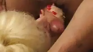 الشقراء الفرنسية تمارس الجنس بشكل عرضي مع عشيقها ، على الأريكة ، خلال النهار