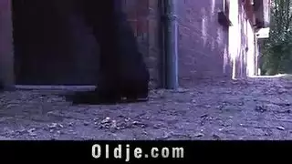 فتاة تغري عمها لينيكها و تتعرى امامه ثم يفقد صوابه و يذيقها الزب بحرارة فتاة تغري عمها لينيكها و تتعرى امامه ثم يفقد صوابه و يذيقها الزب بحرارة