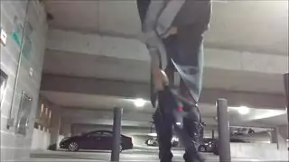 يتأرجح في ساحة انتظار السيارات مع صديقي