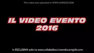 كانت صوفيا بانغ امرأة سمراء رائعة في المنزل بمفردها وكان عليها إغواء رجل أسود تحبه كثيرًا