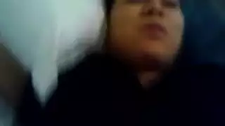 العمة الساخنة السمينة مارست الجنس مع جارتها بينما كان يجز العشب، على الرغم من أنها عادة ما تكون خجولة ورزينة للغاية