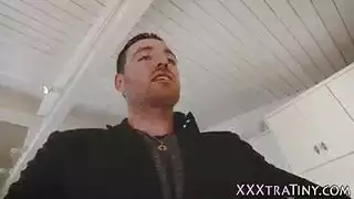 في سن المراهقة الصغيرة ، كانت كلوي فالنتين تأمل في الحصول على وشم ، لكن مقيتها الجديدة أرادت بوسها في سن المراهقة الصغيرة ، كانت كلوي فالنتين تأمل في الحصول على وشم ، لكن مقيتها الجديدة أرادت بوسها