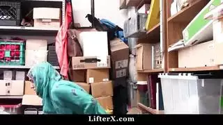 في سن المراهقة العربية في الحجاب مارس الجنس من قبل ضابط الأمن لسرقة التسوق في سن المراهقة العربية في الحجاب مارس الجنس من قبل ضابط الأمن لسرقة التسوق