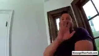 تبحث اثنتان من بريتني المفلس عن رجل يمكنه أن يفسد سعادتها اللعينة حتى تصبح راضية. تبحث اثنتان من بريتني المفلس عن رجل يمكنه أن يفسد سعادتها اللعينة حتى تصبح راضية.