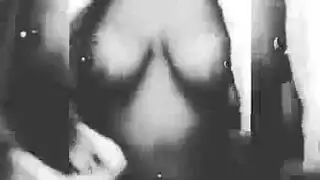 شقراء وحيدة تتعرض للخبط بعد فترة طويلة ، في غرفة التدليك ، في سريرها الضخم