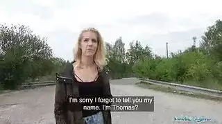 شقراء ضئيلة مع الثدي الصغيرة، فالنتينا ذ تبني لها مهارات مذهلة على ديك خطوتها