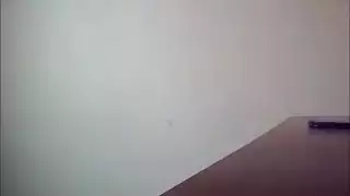 الرجل يلعب مع اثنين من الفراخ مثير في نفس الوقت في غرفة المعيشة ضخمة الرجل يلعب مع اثنين من الفراخ مثير في نفس الوقت في غرفة المعيشة ضخمة