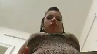 عارضة أزياء رائعة ، تيرن رينغ هي العادة السرية مع هزازها المفضل في سريرها الضخم.