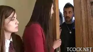 شاب داعر يجمع بين حبيبته الجميلة و صاحبتها المزة في نيكة قوية للغاية