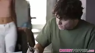 الفتاة المراهقة الممحونة عادت من المدرسة حتى تتناك في كسها المشعر من أخيها الفتاة المراهقة الممحونة عادت من المدرسة حتى تتناك في كسها المشعر من أخيها