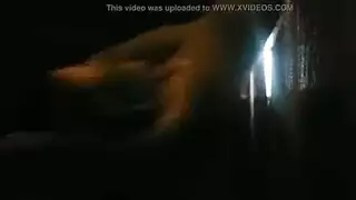 الأسرة الطازجة وجود مجموعة من ثلاثة أشخاص في منزل ضخم، في منتصف اليوم. الأسرة الطازجة وجود مجموعة من ثلاثة أشخاص في منزل ضخم، في منتصف اليوم.