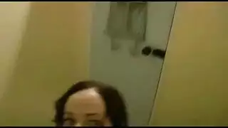 فتاة جميلة في فستان أحمر استغل من قبل رجل في غرفتها الخاصة فتاة جميلة في فستان أحمر استغل من قبل رجل في غرفتها الخاصة