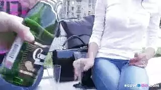 لطيف في سن المراهقة الروسية لديها وقت كبير مع أفضل صديق لها مع ابتسامة ضخمة على وجهها لطيف في سن المراهقة الروسية لديها وقت كبير مع أفضل صديق لها مع ابتسامة ضخمة على وجهها