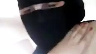 منقبة مطلقة ساخنة للغاية تتعرى قدام الكام و تعرض احلى مفاتن بزاز و صدر حليب منقبة مطلقة ساخنة للغاية تتعرى قدام الكام و تعرض احلى مفاتن بزاز و صدر حليب