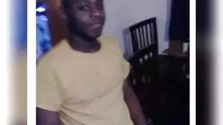 الهالوين الثلاثي في ​​الهواء الطلق يضم سباحين مجهولين مع شامات الجلد